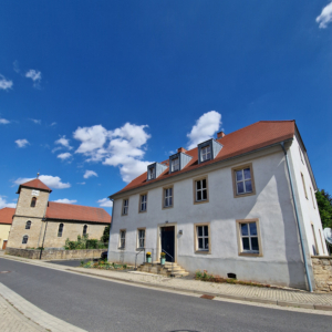 Das alte Pfarrhaus & Kirche Sq